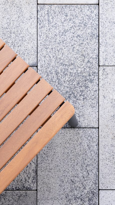 Umbriano tlakovci pod ležalnikom