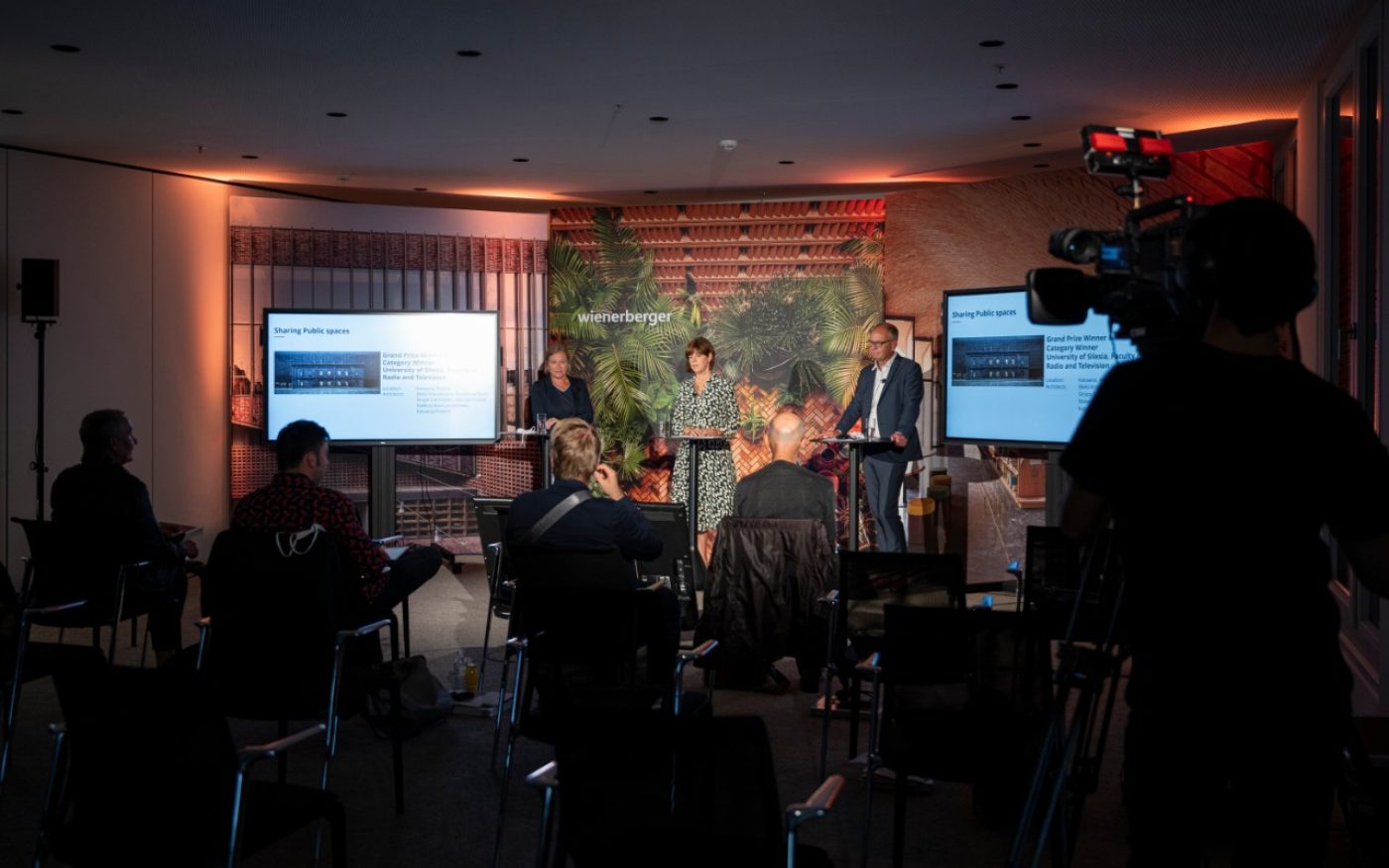 Helena Glantz, Barbara Enzinger and Heimo Scheuch on Stage, camera in the picture