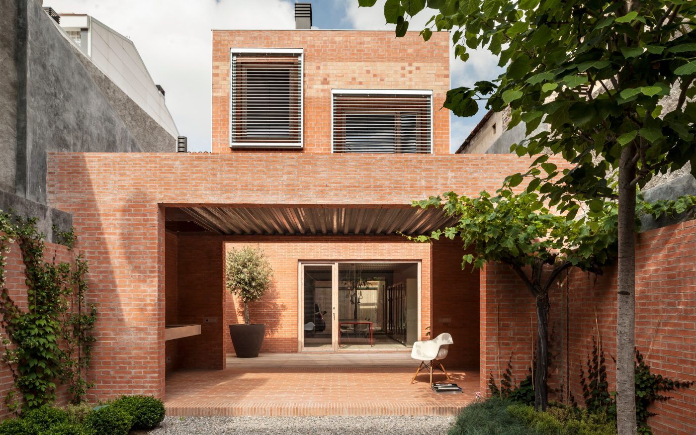 House 1014, family home and guest house with clay blocks, facing bricks and clay pavers; Brick Award 2016 Grand Prize Winner and Category Winner "Urban Infill"; Harquitectes; Photo: Adria Goula