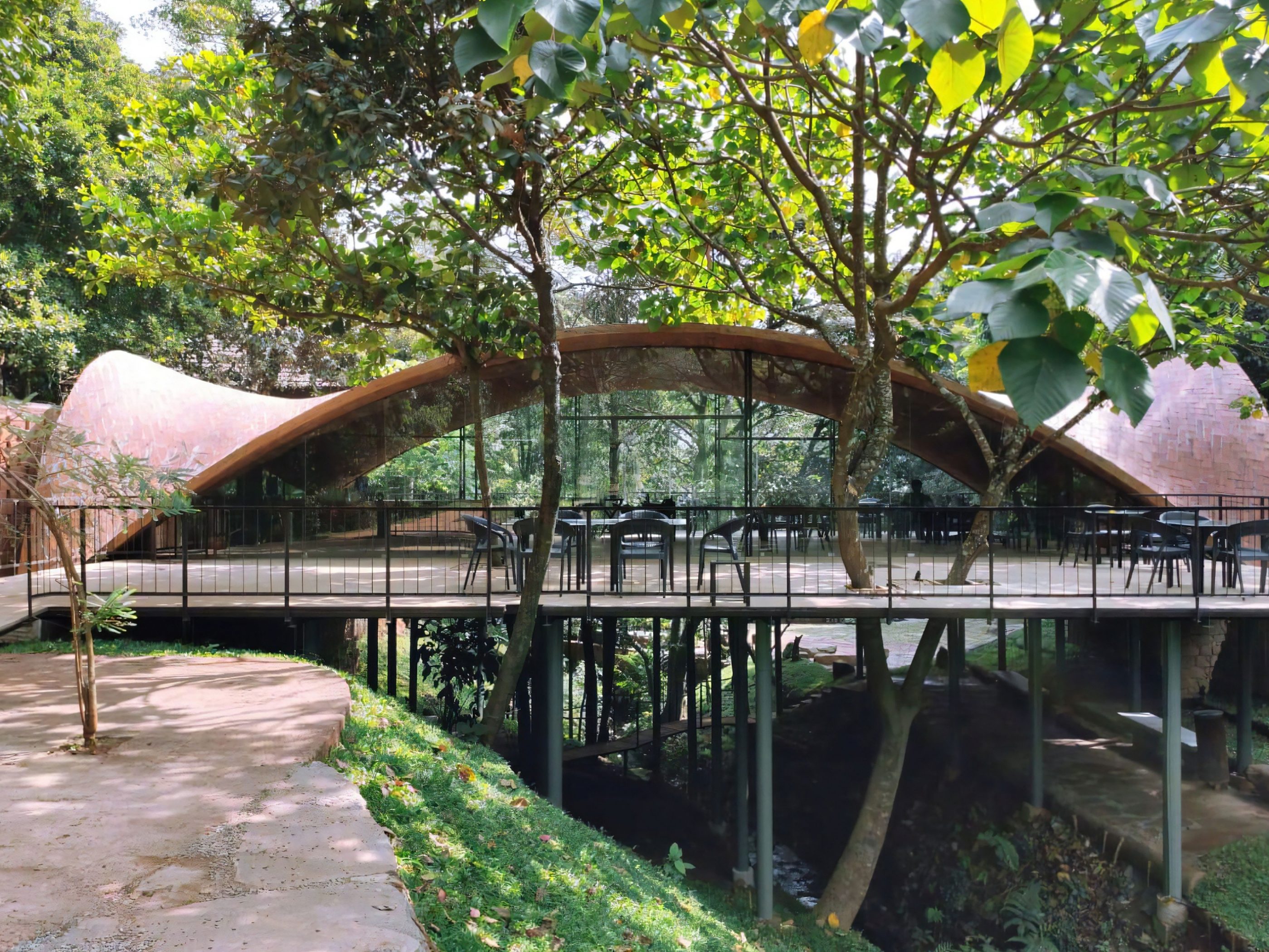 Objekt zgrajen iz opeke med drevesi - wienerberger