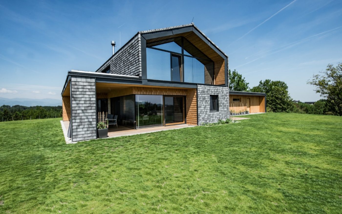 Designhouse in the south of Styria made with Tondach Tasche white-gray-antic, rooftiles, facade, Tasche eckig, single family house, Einfamilienhaus, Tasche weiß-grau-antik, Einfamilienhaus, Fassade