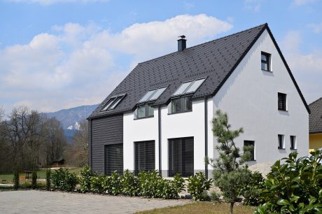 Wienerberger e4 hiša s strešniki Tondach in fasadnimi strešniki, opeka Porotherm