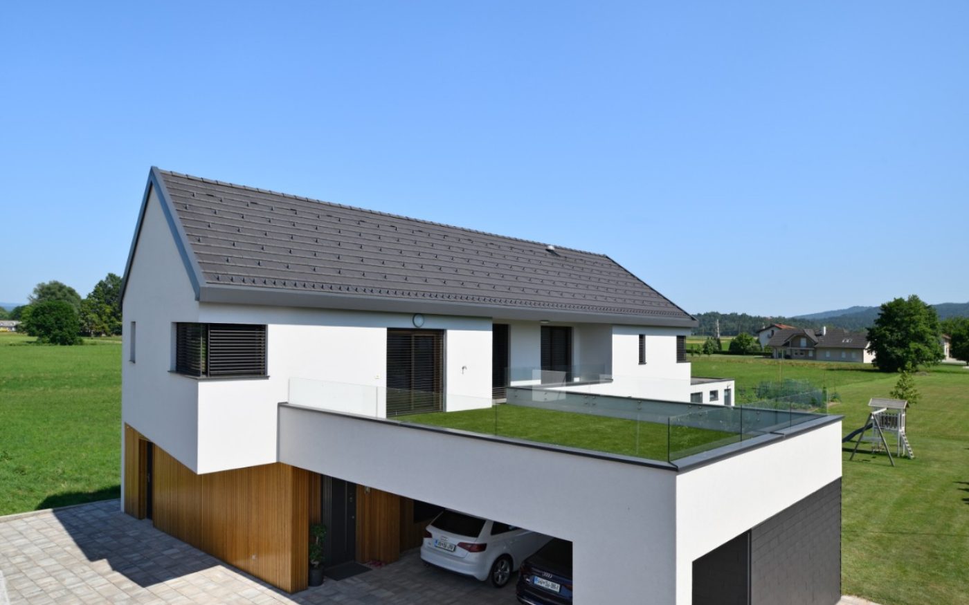 Hiša s Tondach Figaro strešnikom v črni barvi