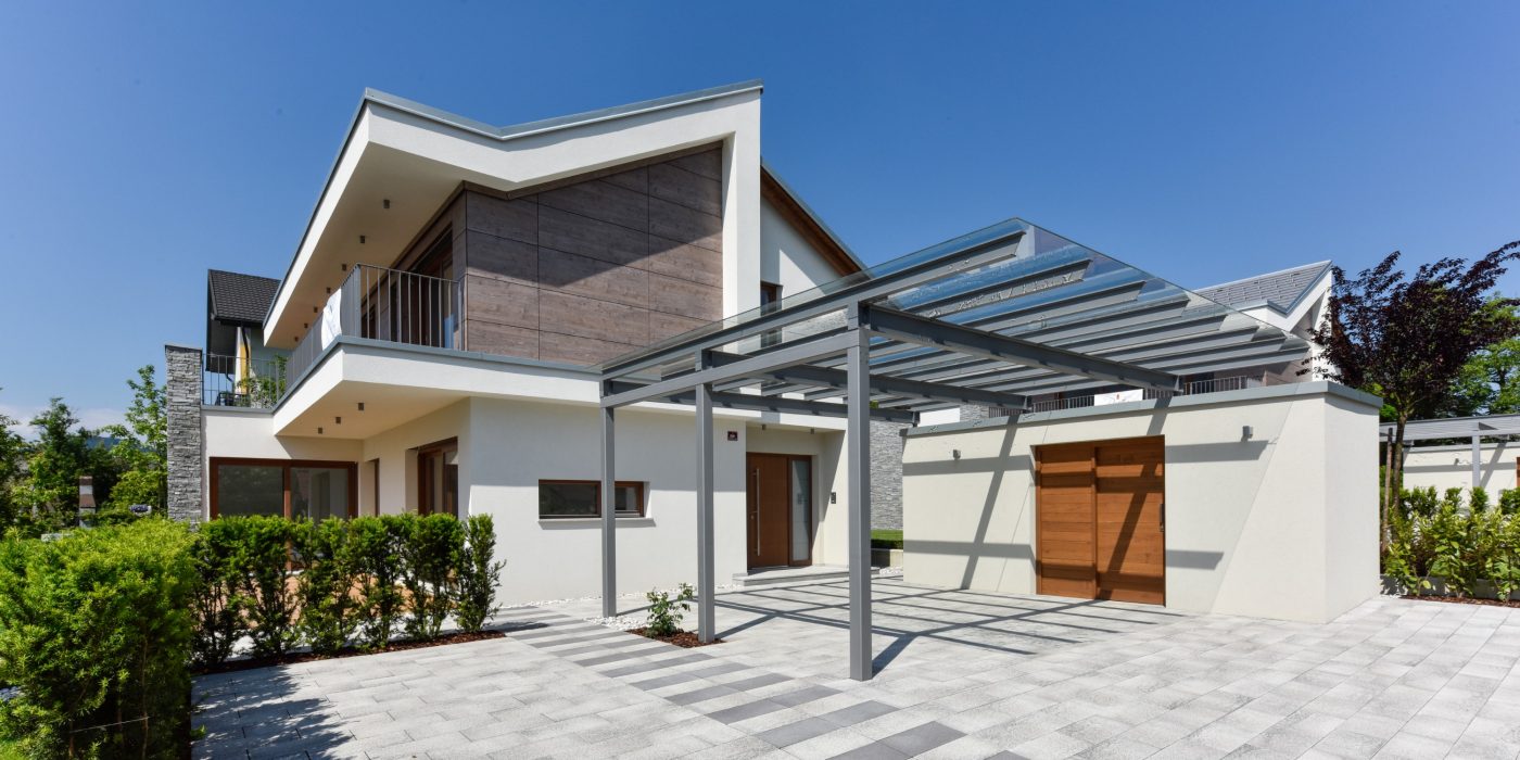 Tri hiše, Slovenija