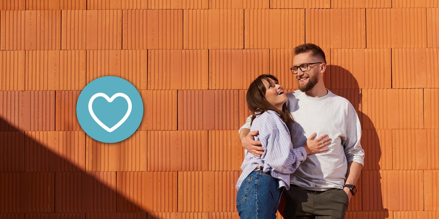 Srečen par ob vselitvi v novi dom