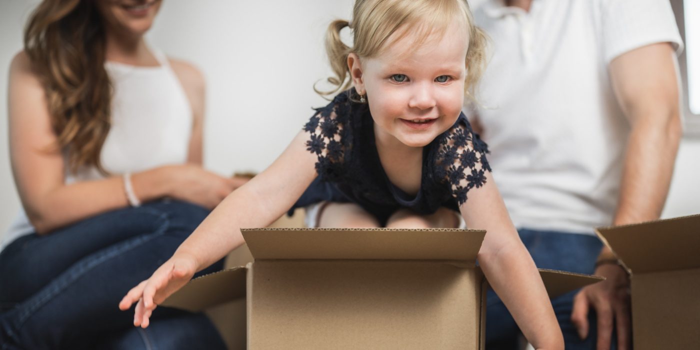 Srečna družina v trajnostnem domu