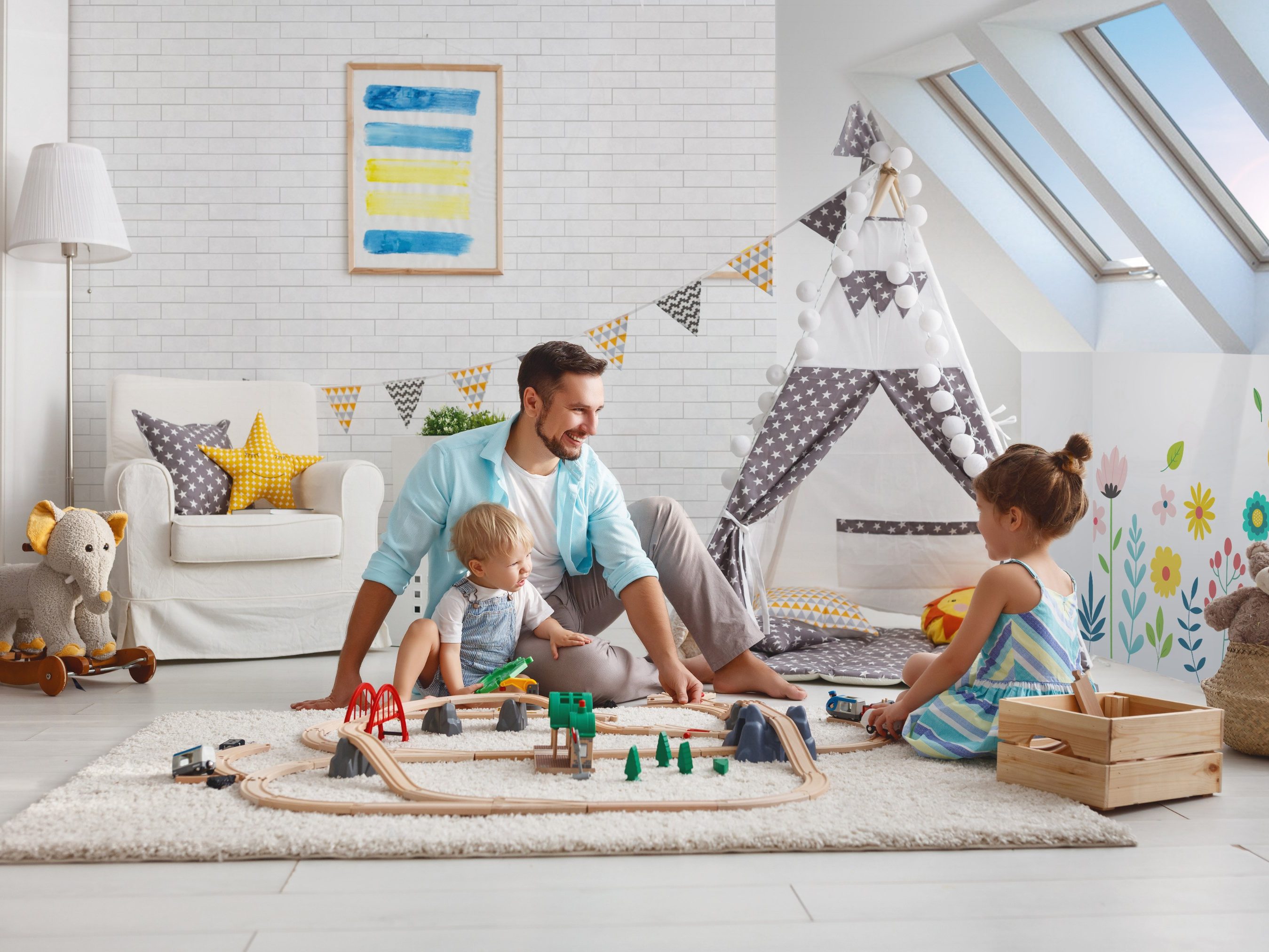 Družina srečna v svojem novem domu