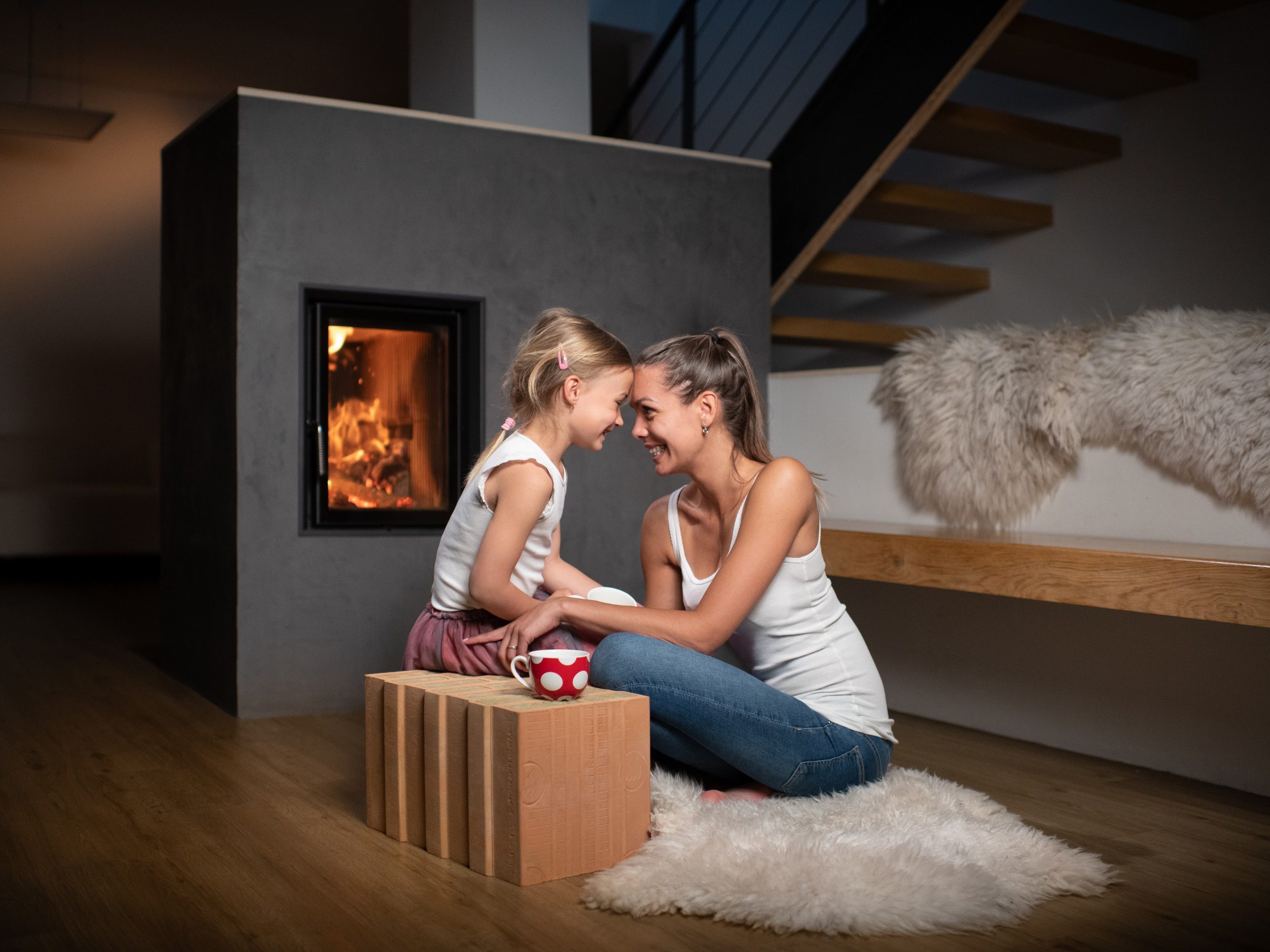 Mama in hčerka uživata v toplem domu | wienerberger