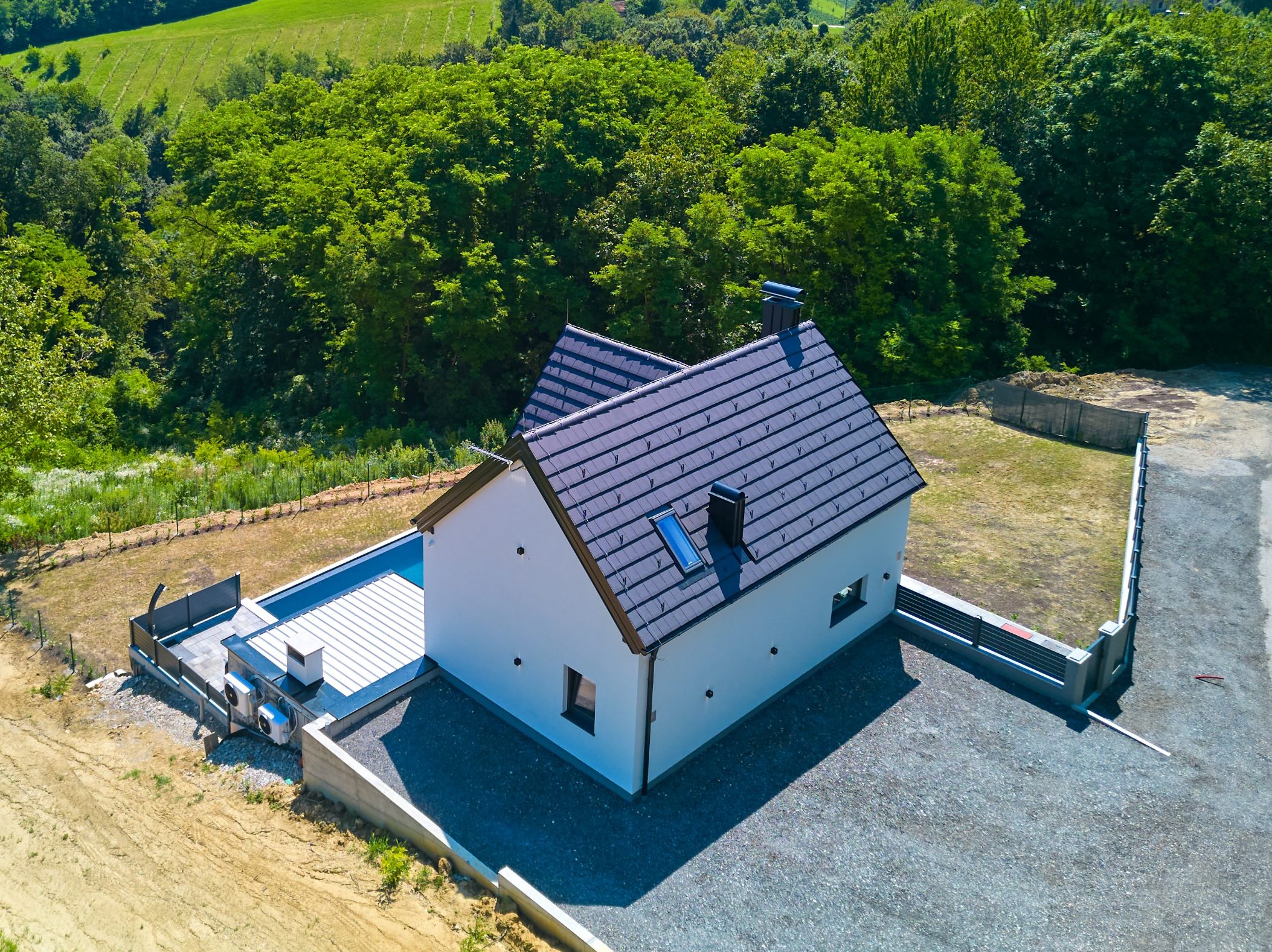 Hiša grajen z IZO Profi opeko in pokrita s Tondach Planoton 10 strešniki