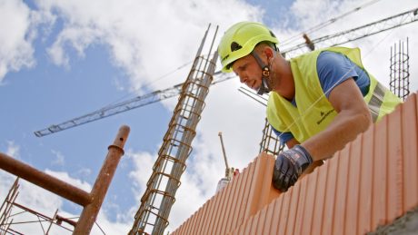 Delavec na gradbišču zida s Porotherm Profi opeko