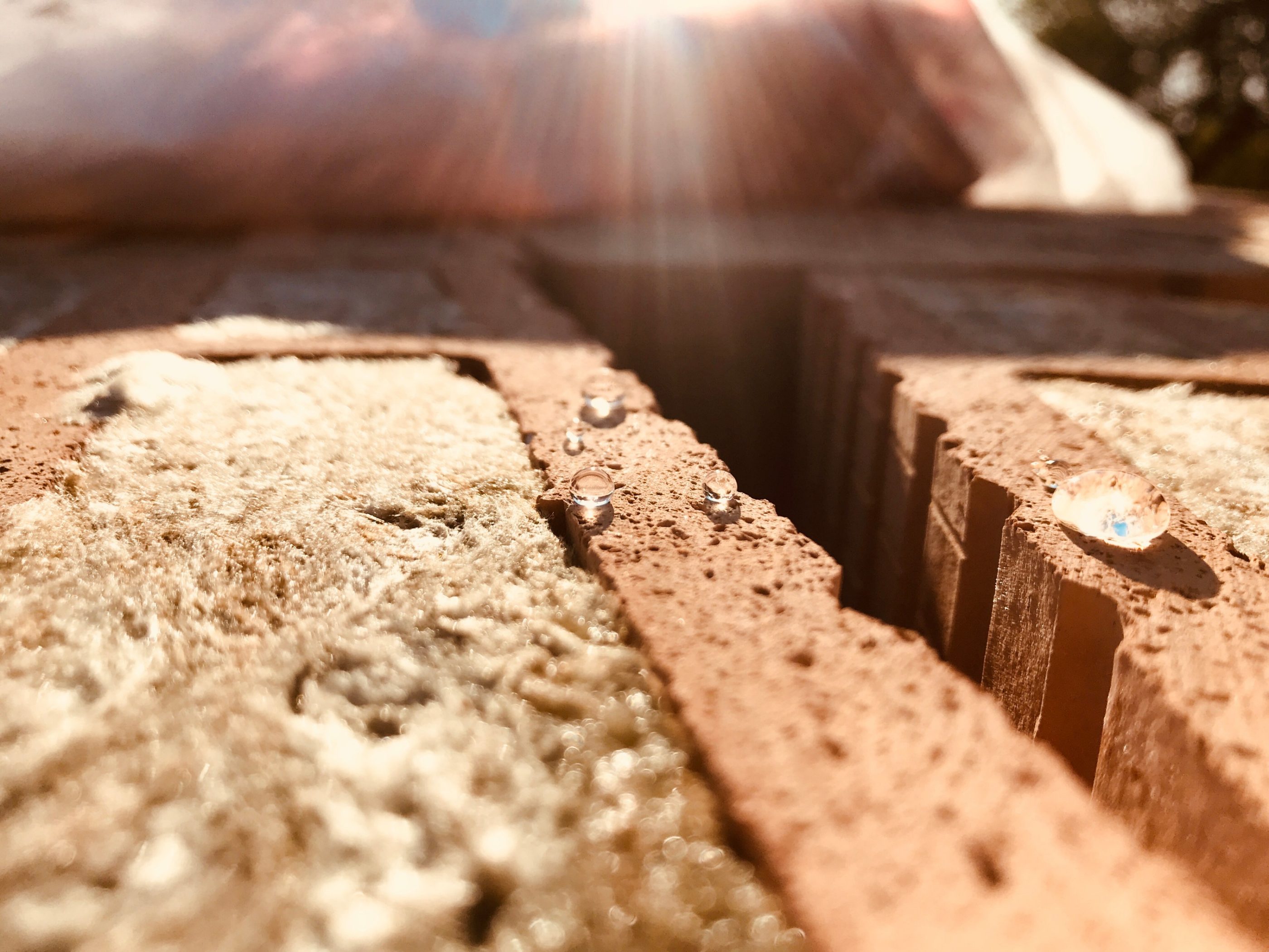 Voda na hidrofobni volni, ki polni Porotherm IZO Profi opeko | wienerberger