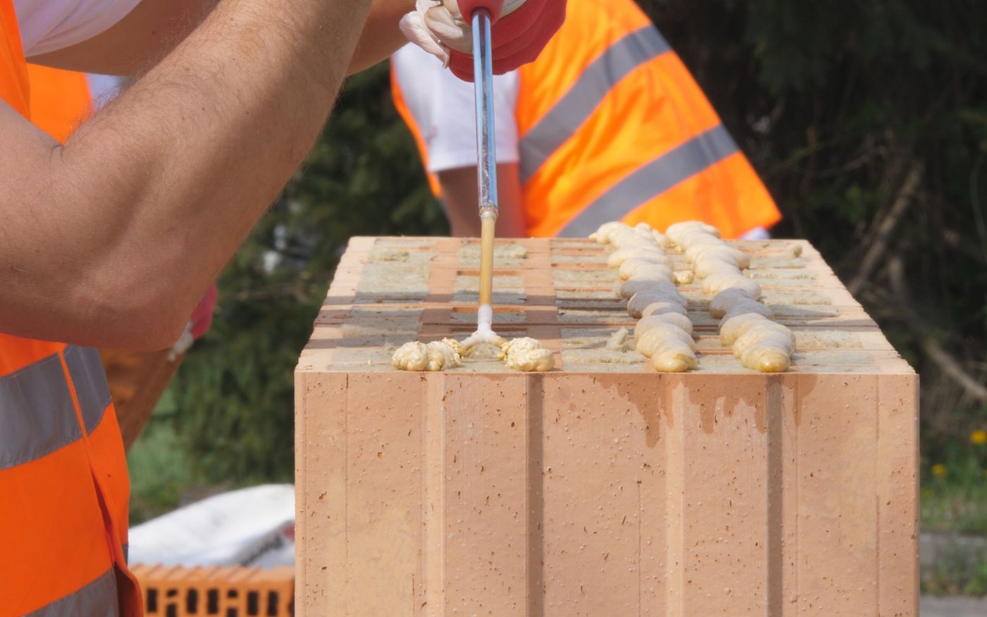 Nanošenje ljepila aplikatorom na Porotherm IZO Profi opeku blok, Porotherm zidanje.