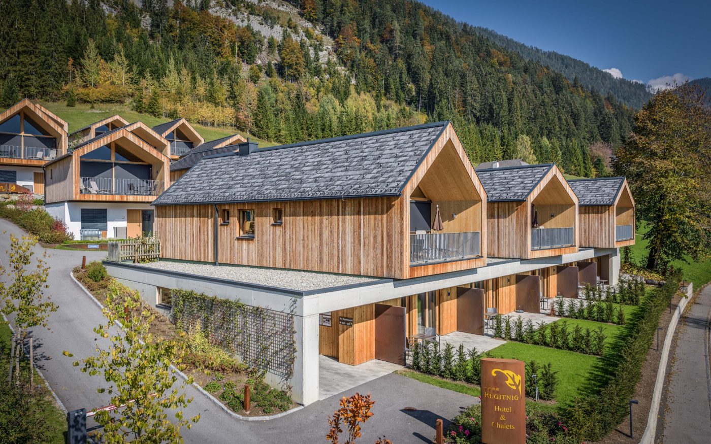 chalets with tondach roof tiles Figaro Deluxe in anthracite black and white-gray-antique; Tondach Referenz Chaletdorf Regitnig mit Figaro Deluxe in den Farben anthrazit schwarz und Weiß-Grau-Antik