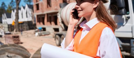 Ženska telefonira na gradbišču - wienerberger
