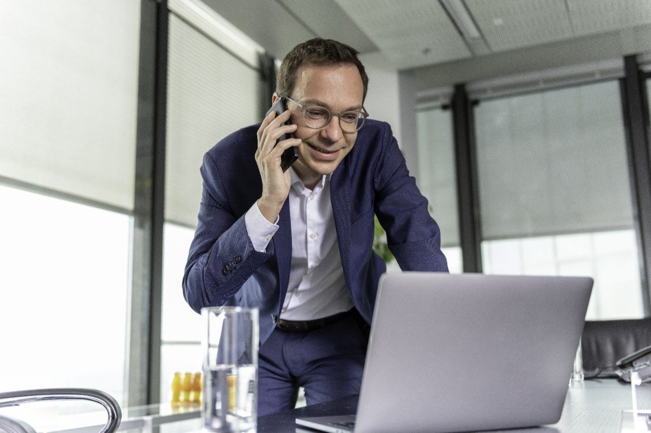 Prodajni predstavnik na klicu s stranko - wienerberger