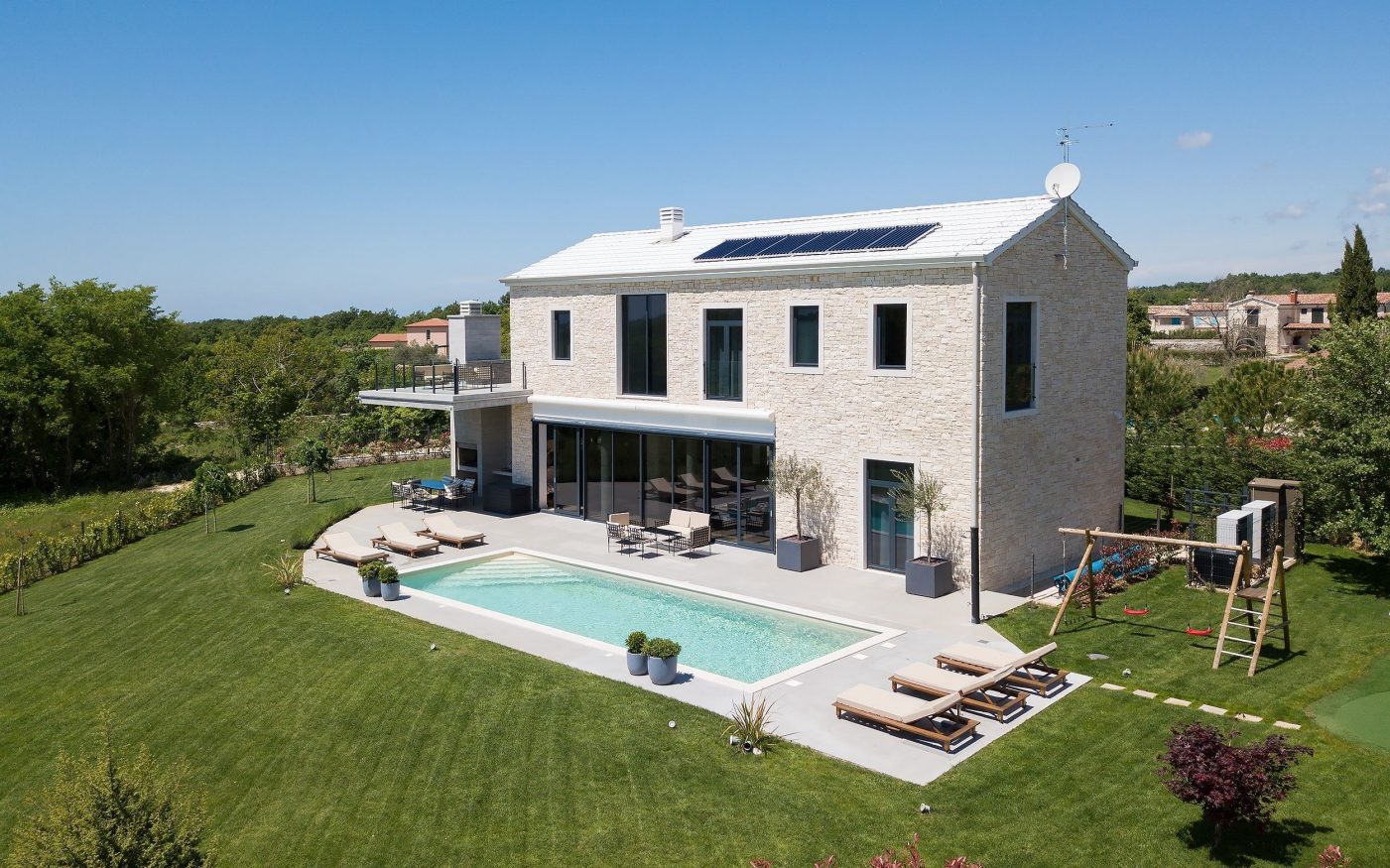 Vila Valens Residence z modernim belim Contiton 9 strešnikom