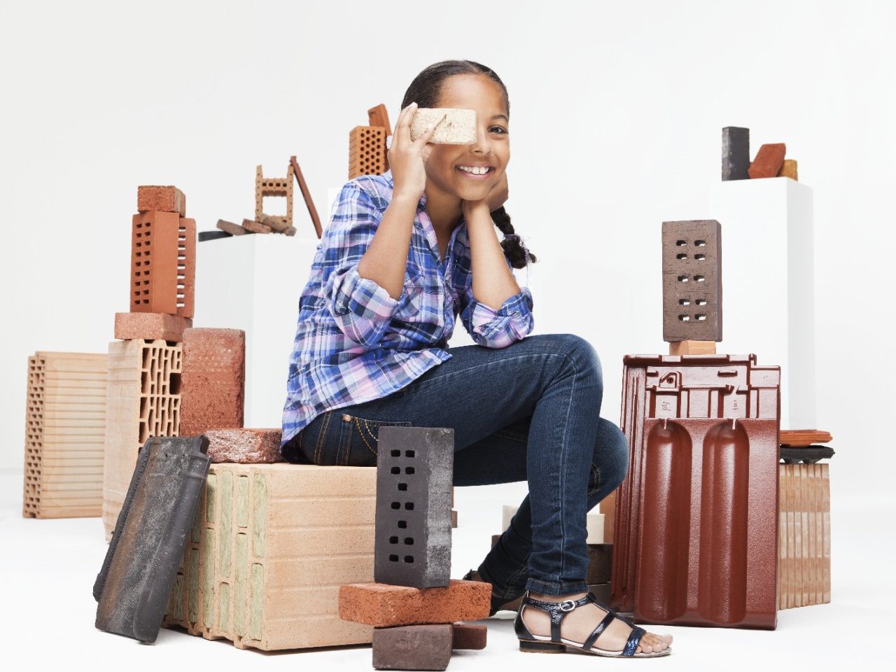 Punčka obkrožena z različnimi WB izdelki