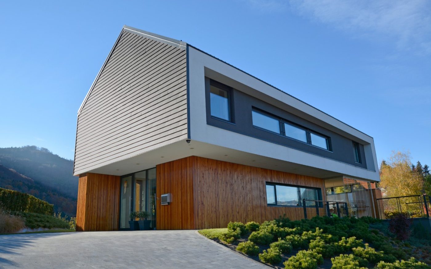 Moderen stil objekta prekrit s strešniki Planoton 18