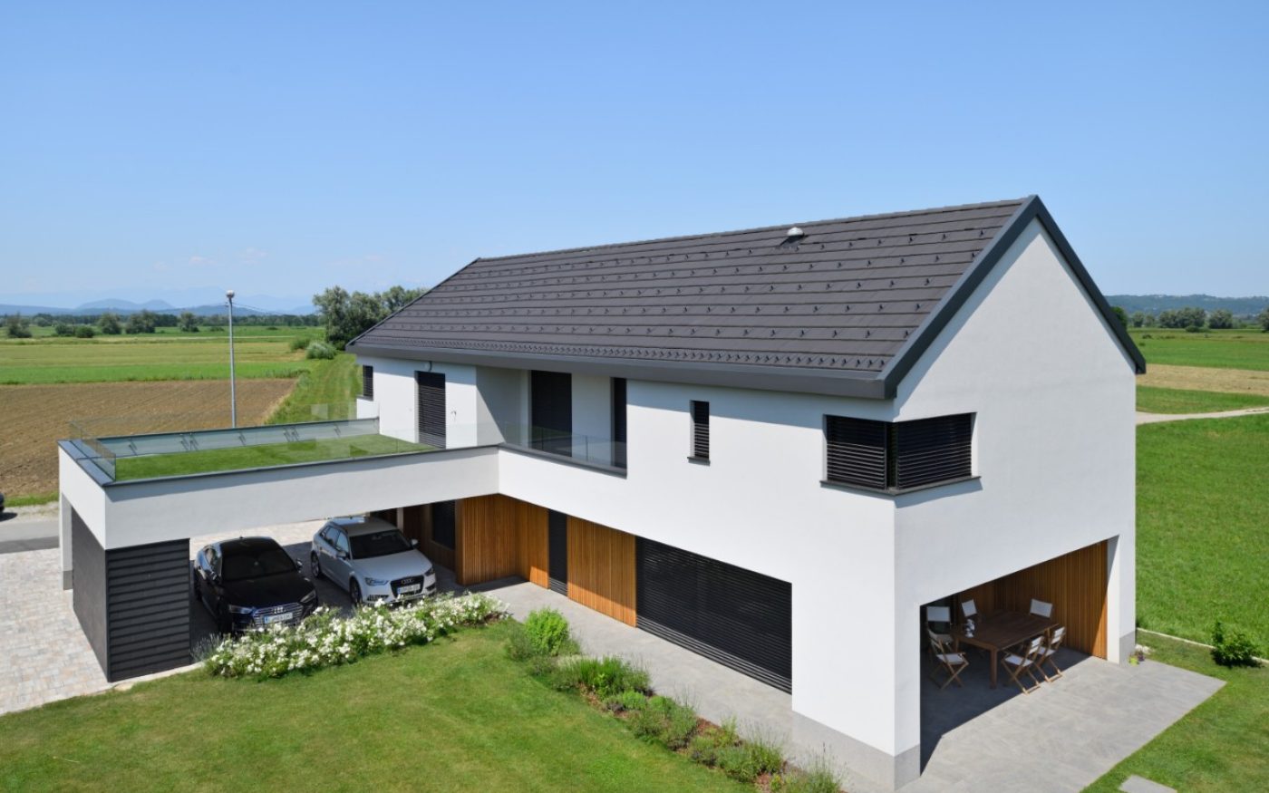 Družinska hiša pokrita s strešnikom Planoton 30