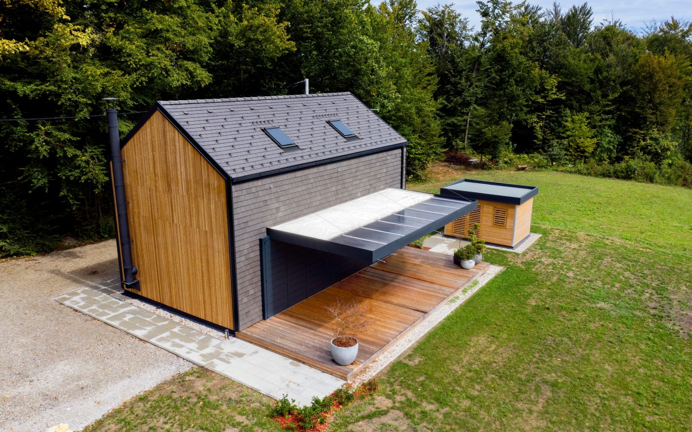 Moderen stil hiše s strešnikom Planoton 30