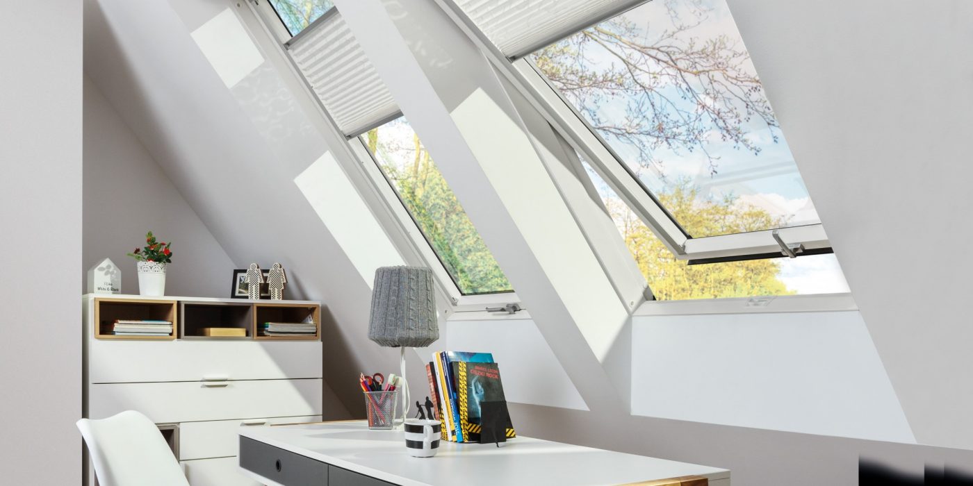 Strešno okno v mansardni pisarni