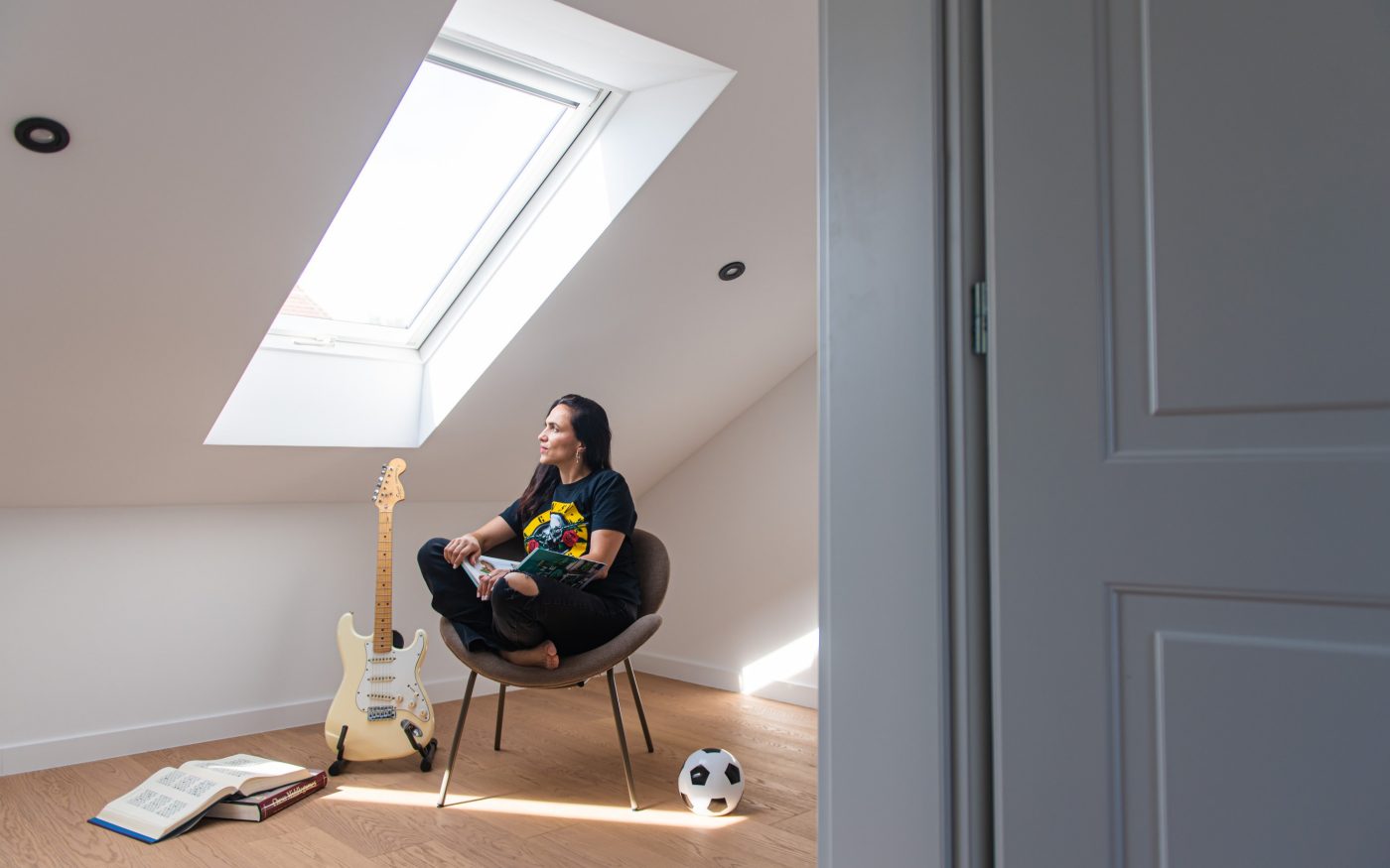 Marijana Mikulić sedi pod strešnim oknom - Wienerberger