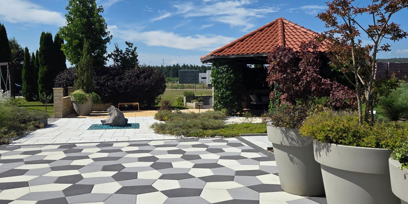 Semmelrock vzorčni vrt v Ogulinu – tlakovci Pentalock, barvni mix