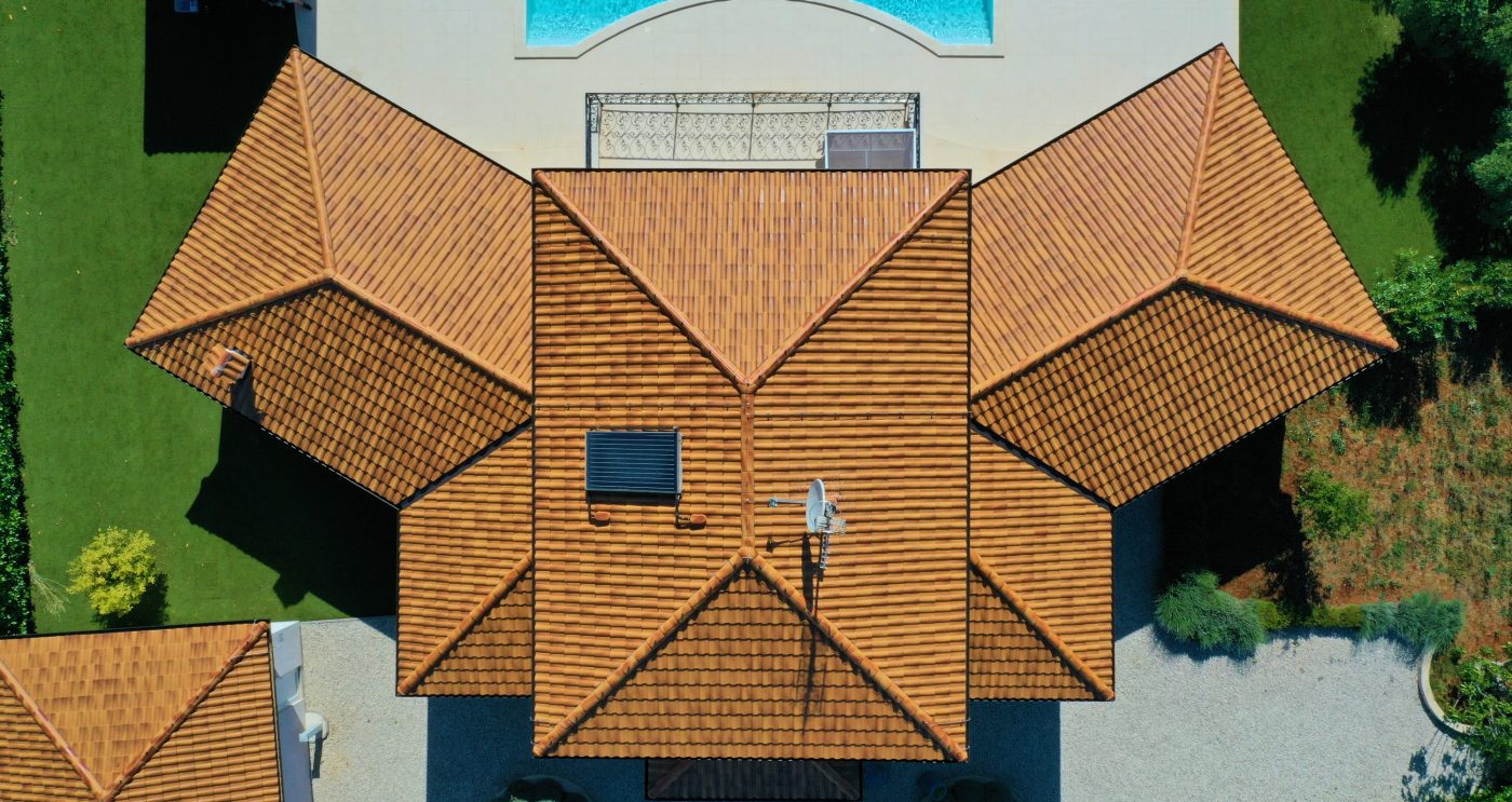Tondach glineni strešniki na vili z bazenom – pogled od zgoraj na streho s strešniki v terakota barvi