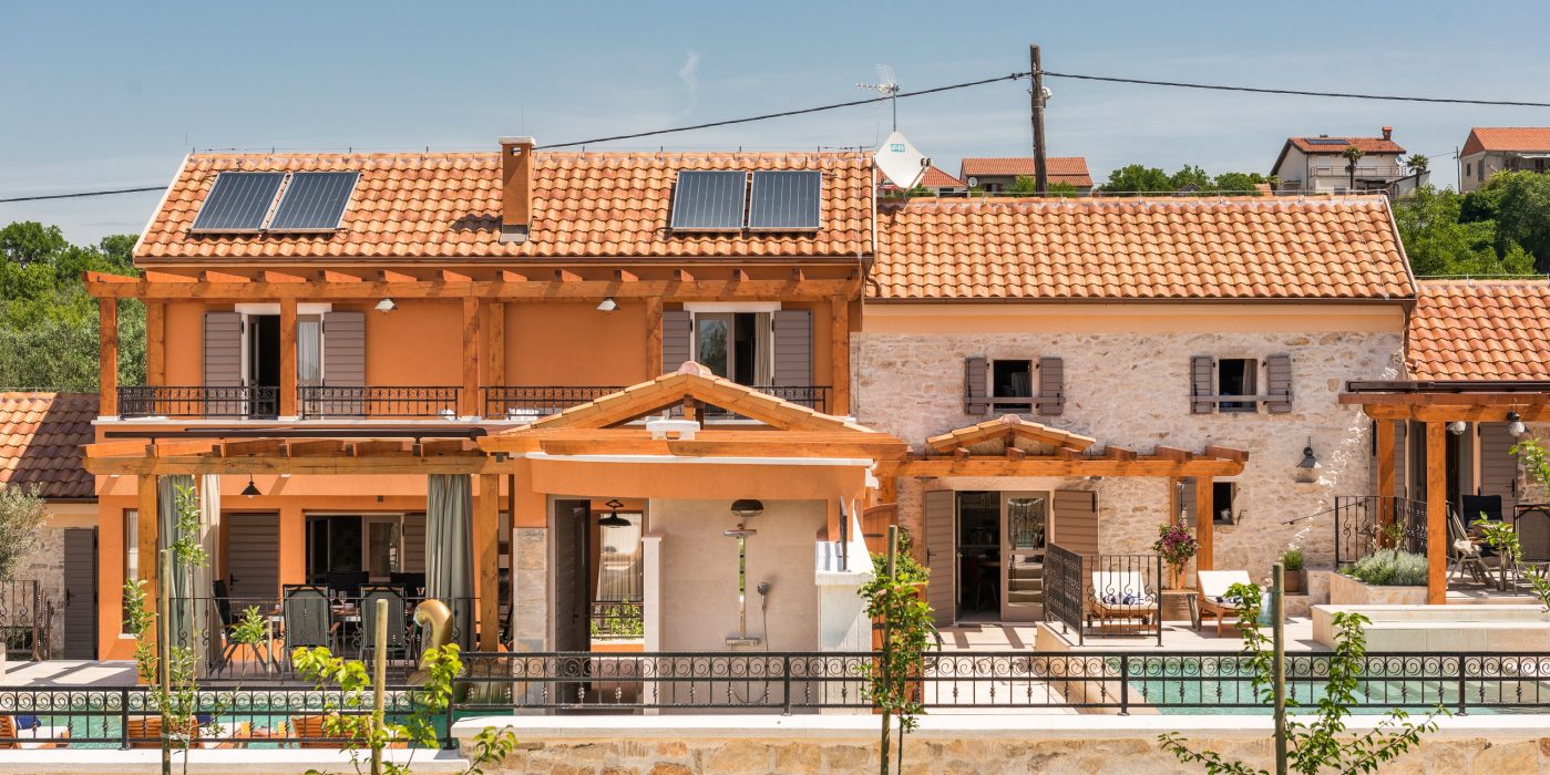 Tondach Veneton 11 mediteranski glineni strešnik na hiši z bazenom – valovit model, primorska arhitektura