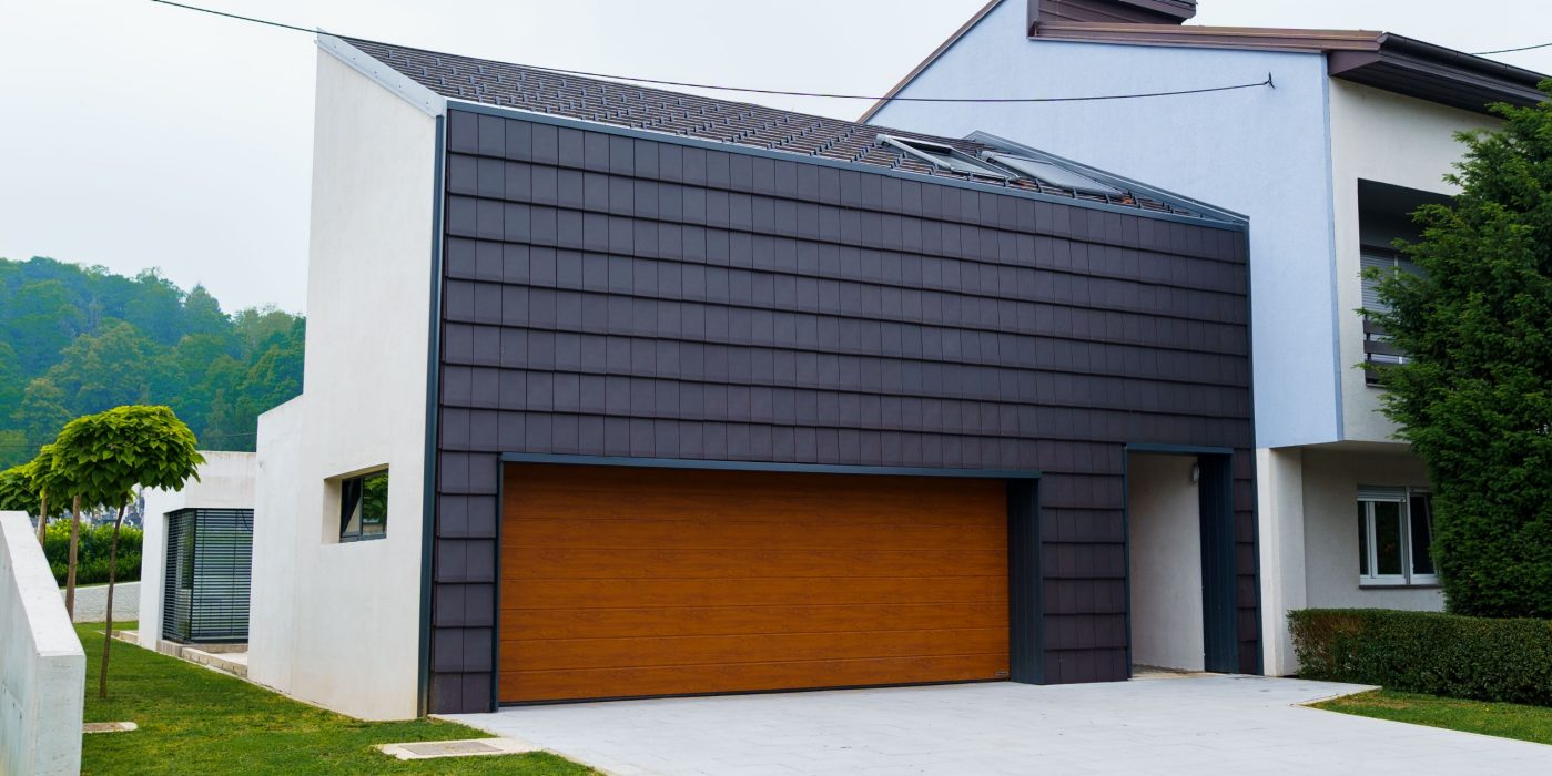 Tondach Planoton 10 ravni glineni strešnik na sodobni družinski hiši z garažo – antracit barva