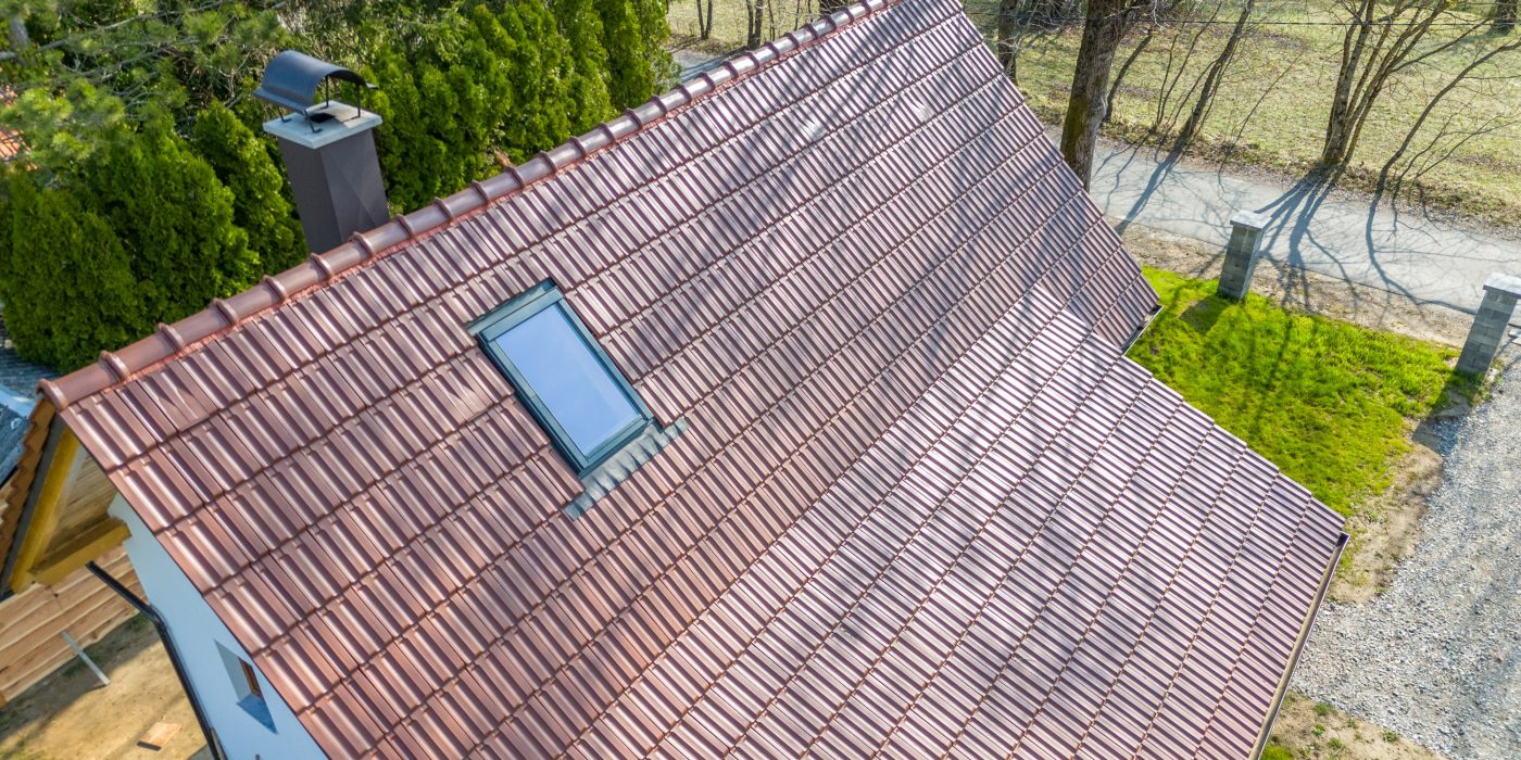 Tondach Kontinental linija – glineni strešnik na kontinentalni hiši, klasična arhitektura, terakota barva