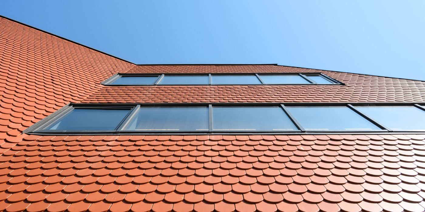 Tondach retro linija – Bobrovec glineni strešnik na sodobnem objektu v Ljubljani, brezčasen videz, bakreno rjava barva