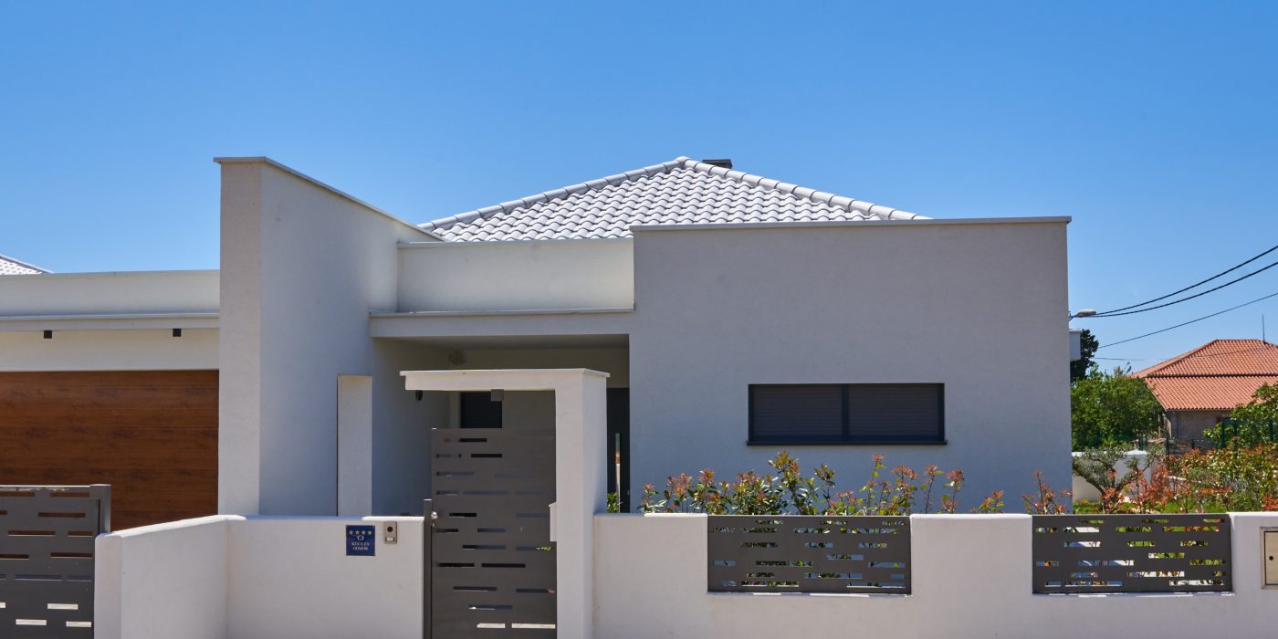 Tondach Mediteranska linija – valoviti glineni strešnik za obali, bela barva, mediteranska arhitektura