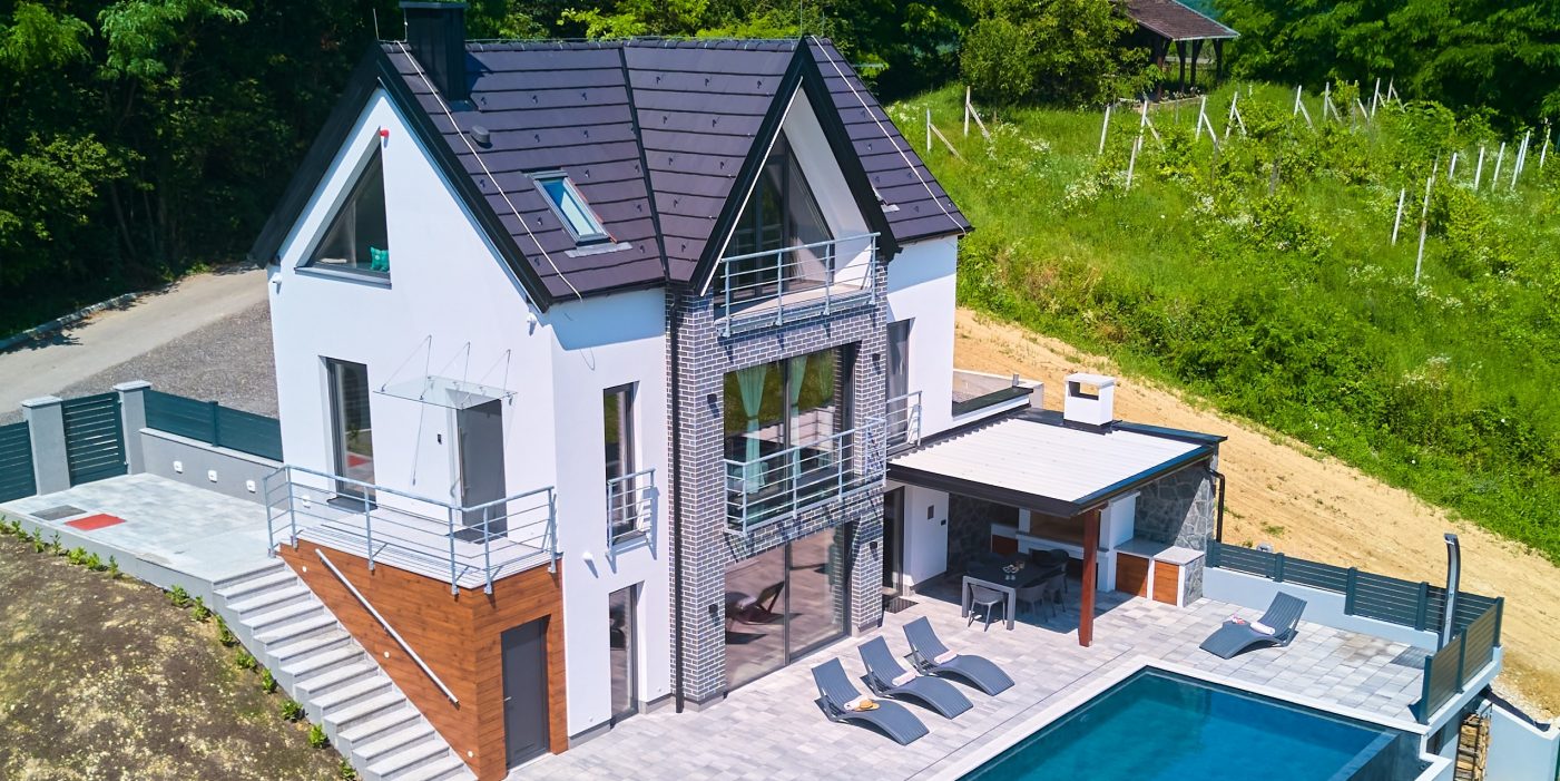 Tondach moderna linija – ravni glineni strešnik na sodobni družinski hiši, antracit barva