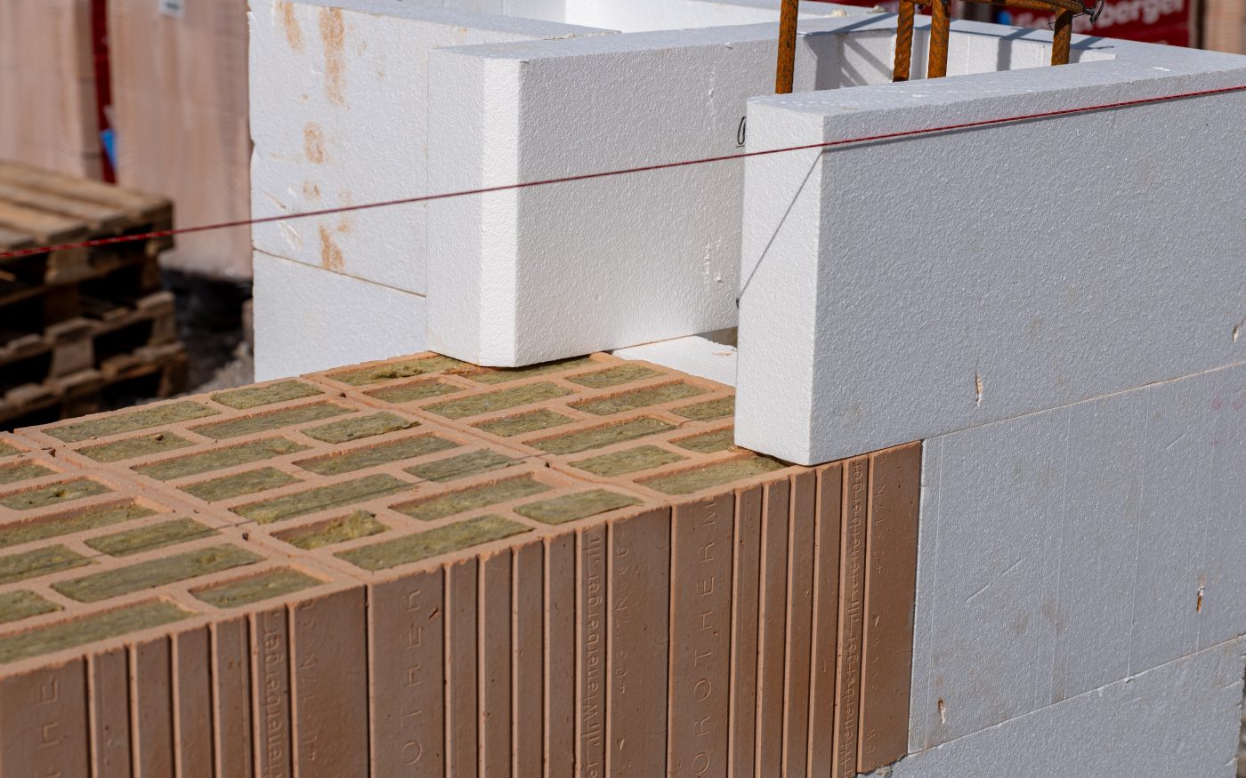 Gradnja Net Zero hiše z IZO Profi opeko polnjeno z kameno volno | wienerberger