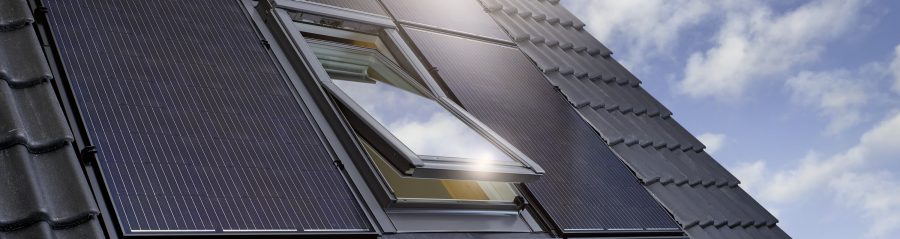 Wevolt X-Frame integrirana konstrukcija z vgrajenimi klasičnimi PV moduli na poševni strehi s strešniki in strešnim oknom