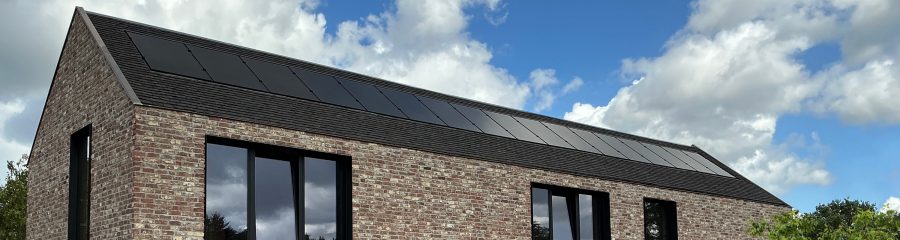 Wevolt X-Frame integrirana konstrukcija z vgrajenimi klasičnimi PV moduli na poševni strehi s strešniki in strešnim oknom