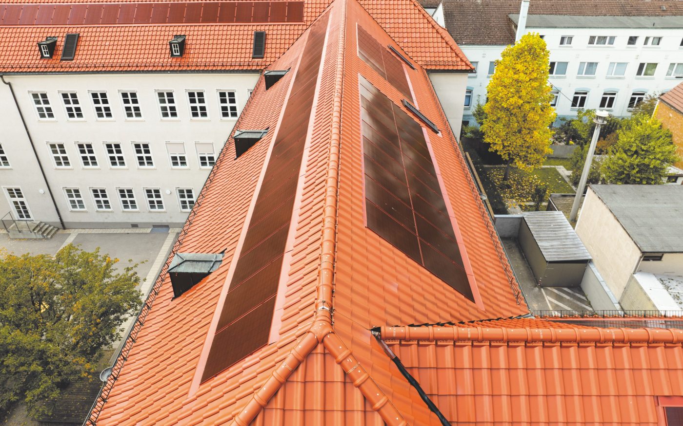 Integrirani fotonapetostni modul oranžne barve, vgrajen na X-Frame na strehi dvorca
