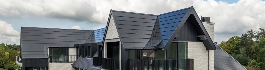 Integrirani fotonapetostni sistem Wevolt X-Roof v ravnini strehe moderne družinske hiše