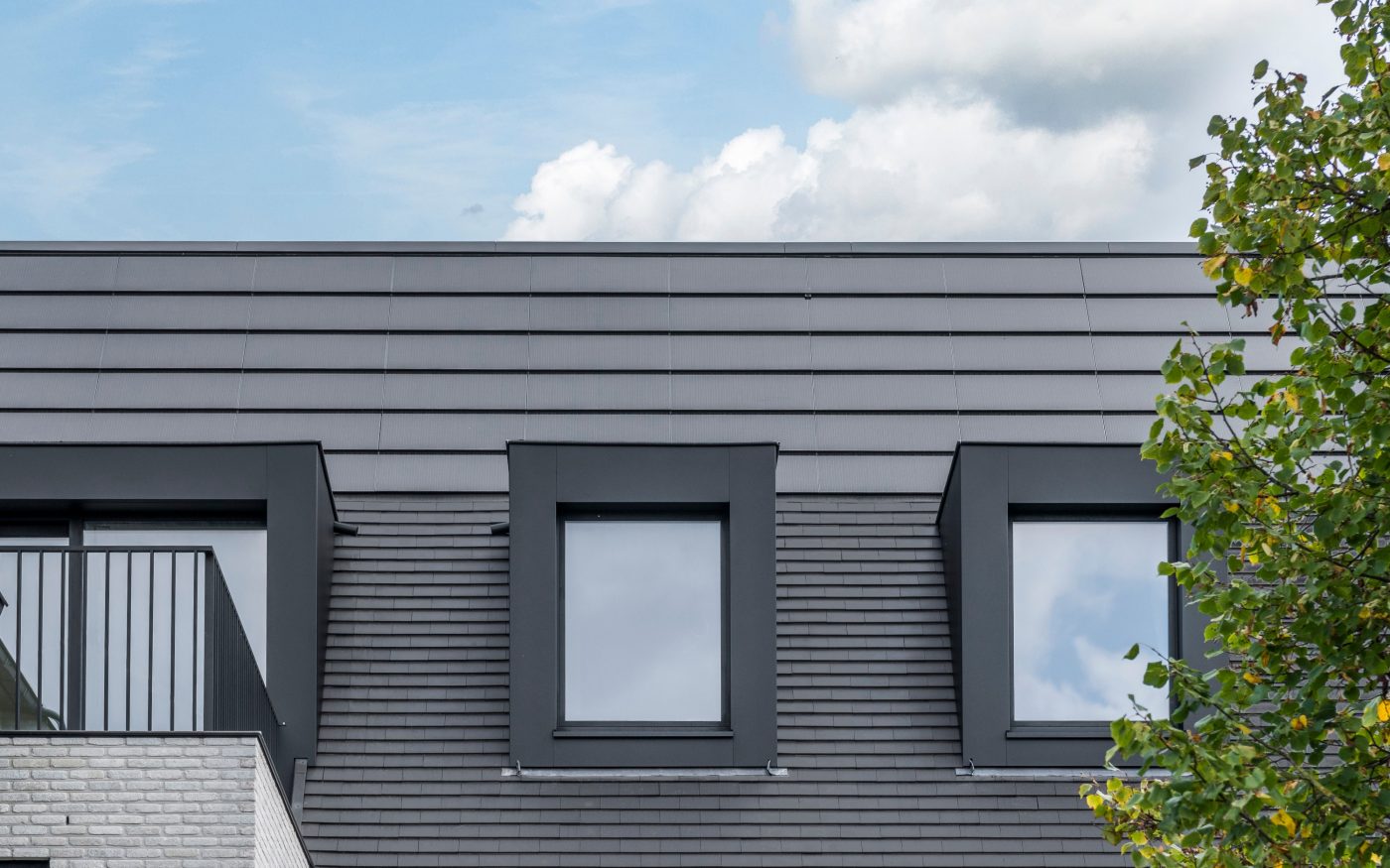 Wevolt X-Roof v ravnini strešne površine na sodobni hiši v kombinaciji z drugo kritino