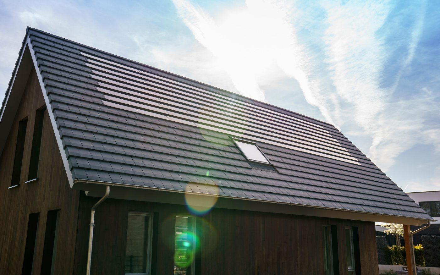 Wevolt X-Tile integrirani fotonapetostni modul na poševni strehi družinske hiše