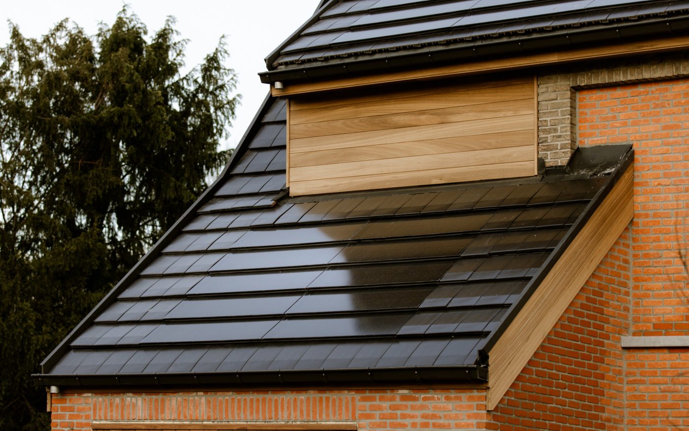 Detajl poševne strehe z integriranimi fotonapetostnimi X-Tile moduli