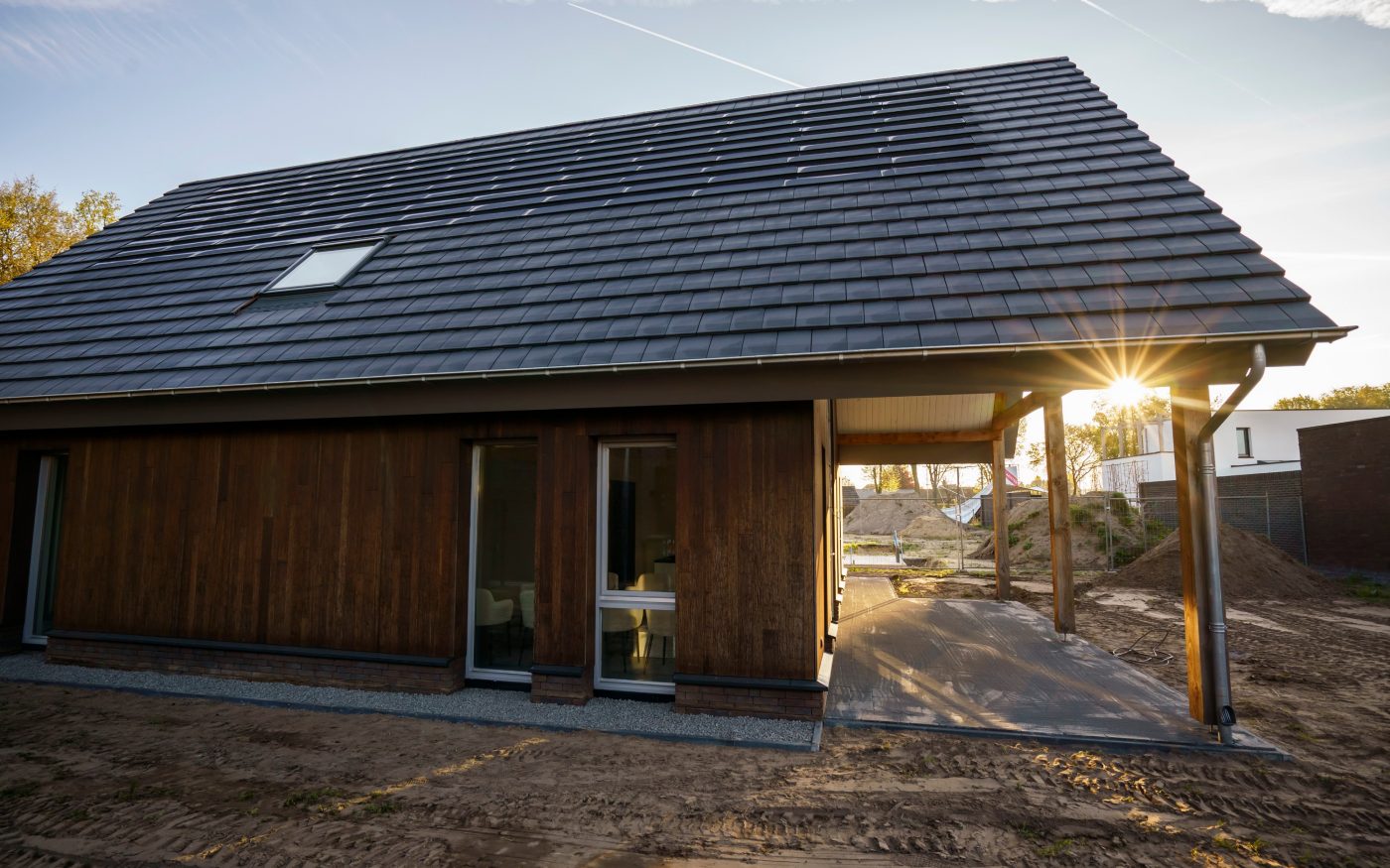 Poševna streha z Wevolt X-Tile integriranim solarnim strešnikom v kombinaciji z glineno kritino