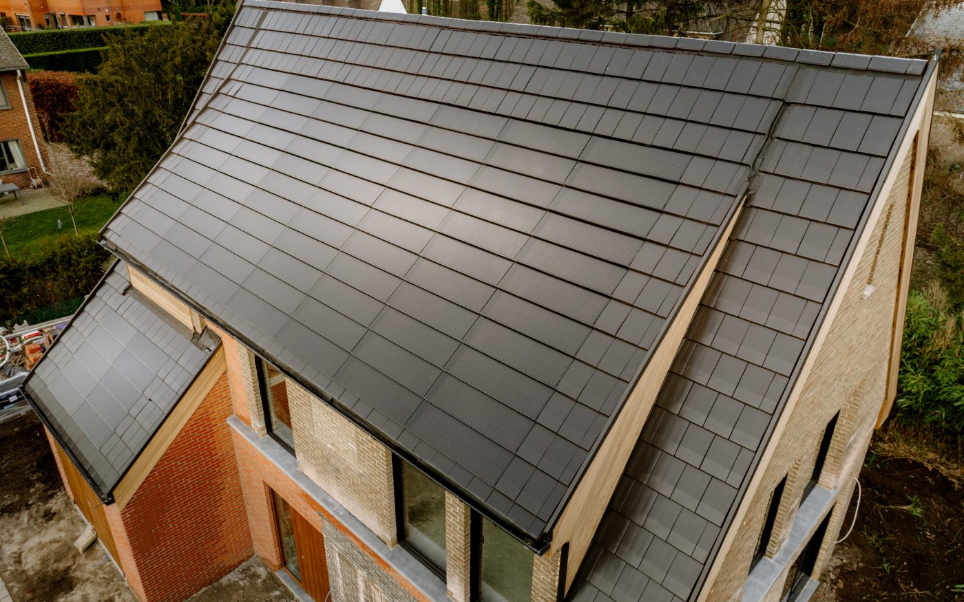 Družinska hiša z Wevolt X-Tile integriranim BIPV sistemom na strehi