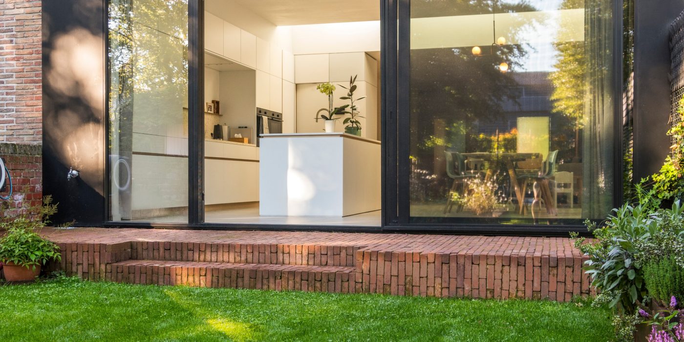 Pogled na notranje prostore skozi steklena drsna vrata