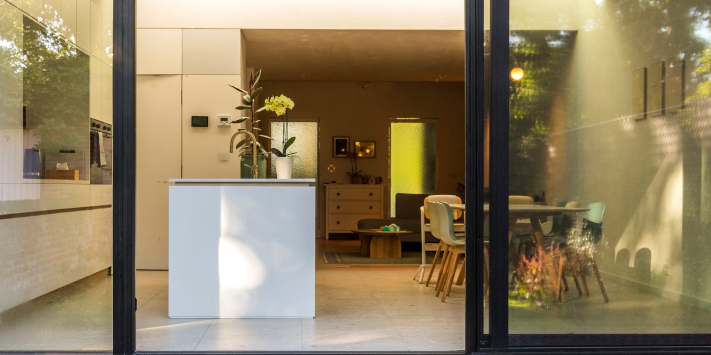 Pogled na notranje prostore skozi steklena drsna vrata