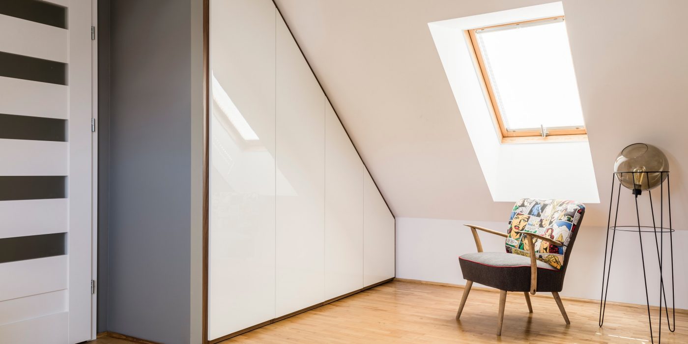 Minimalistična ureditev interierja s strešnim oknom