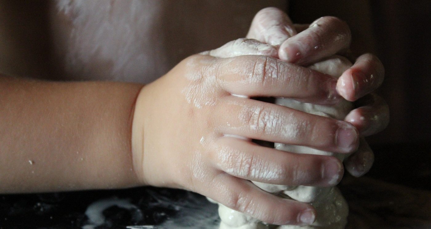 HR_MKT_PHO_LIF_Kid playing with clay