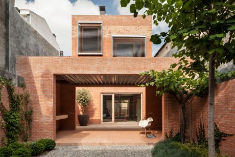House 1014, family home and guest house with clay blocks, facing bricks and clay pavers; Brick Award 2016 Grand Prize Winner and Category Winner "Urban Infill"; Harquitectes; Photo: Adria Goula