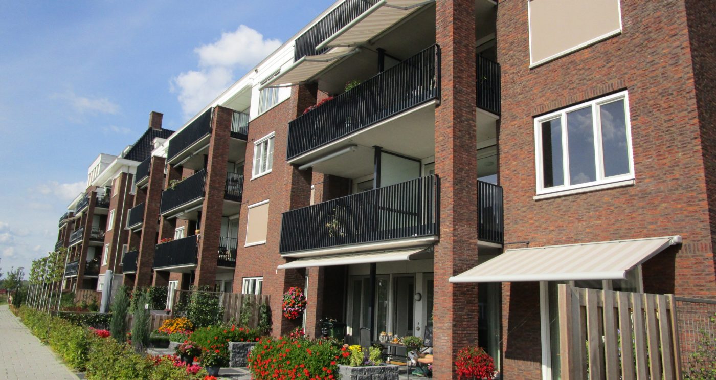 Roof: Madura Zwart Edel Engobe and Madura Roodbruin Engobe | Bricks: Akelei HV WF, Edelstenen-serie Kwarts, HV WF, Edelstenen-serie Rutiel and Topaas WS WF | New Construction Enclosed Houses and Apartments | Brinkhorst, Moordrecht | Architect: LSWA, Oirschot & Kuipers Compagnons, Rotterdam | Contractor: De Vries en Verburg, Stolwijk & Van Erk, Bergmambacht | Roofers: Kooij, Bilthoven | Client: BPD, Delft